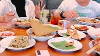 Ada juga momen Hengky Kurniawan saat makan di restoran Bali bersama istrinya. Ada menu es cincau hingga sate lilit. Foto: Instagram/@hengkykurniawan
