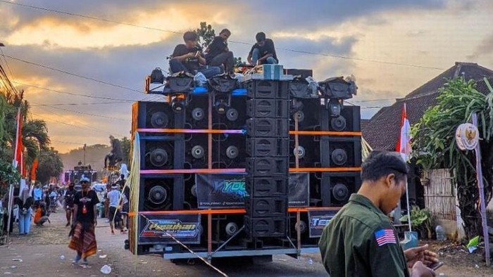 Ilustrasi. Acara dengan sound horeg di Gresik.