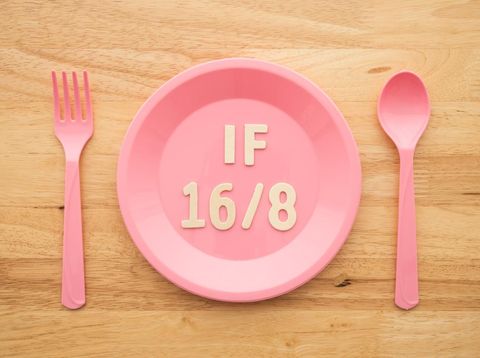 Ilustrasi Diet Intermittent Fasting IF (Intermittent Fasting) 16 and 8 diet rule and weight loss concept. IF 16 and 8 letter on pink plate, spoon and fork on wooden table background.