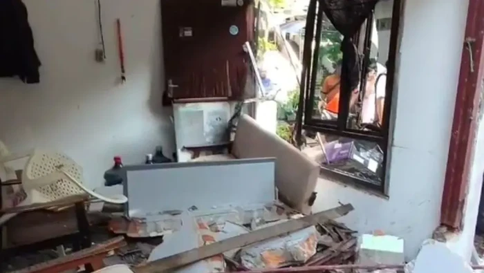 Insiden ledakan gas terjadi di Duren Sawit, Jakarta Timur (Jaktim). Ledakan dipicu kebocoran instalasi pada tabung kompor gas. (ANTARA/Siti Nurhaliza)