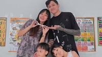 Irene Agustine menunjukkan testpack garis dua dengan wajah bahagia bersama Bimo dan anak-anak mereka. Ubur-ubur ikan lele, ada yang mau punya adik le, tulisnya. Foto: dok. Instagram Irene Agustin