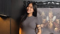 Kira-kira si bayi nanti selera musiknya kek gimana ya? Apakah metal seperti bapaknya, EDM seperti emaknya, indie kayak kakaknya, atau hadroh kayak abangnya? tulis Irene Agustine. Foto: dok. Instagram Irene Agustin