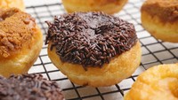 Nggak mau perut buncit? Hindari makan banyak donat dan pastry. Kandungan gula, lemak, dan kalorinya tinggi. Kamu pun berpotensi cepat lapar usai memakannya. Foto: Getty Images/iStockphoto