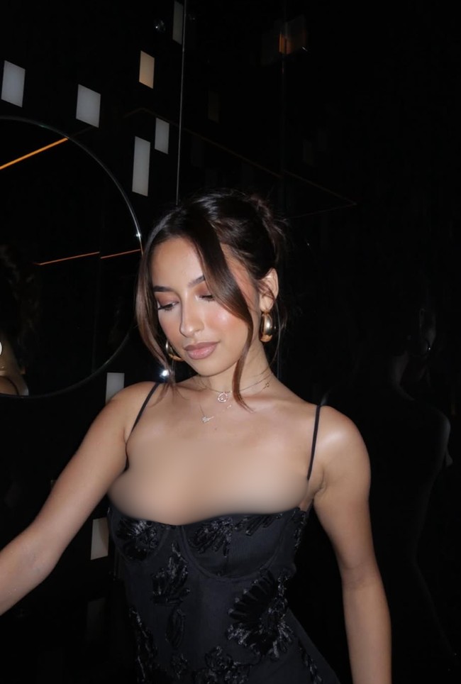 Jennifer Coppen tampil cantik dan simpel kenakan dress hitam tali spaghetti. Rambutnya juga hanya dicepol ke belakang dengan menyisakan poni bagian kiri dan kanan. Penampilannya kian menawan dengan riasan bernuansa nude. Foto: Instagram/@jennifercoppenreal20/@justinhubner5