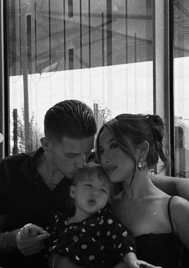 Bak sebuah keluarga, keduanya juga berfoto bersama Kamari, putri Jennifer. Hubner sendiri memang dikenal dekat dengan Kamari. Kedekatan keduanya bahkan sudah seperti ayah-anak. Foto: Instagram/@jennifercoppenreal20/@justinhubner5