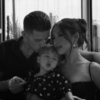 Bak sebuah keluarga, keduanya juga berfoto bersama Kamari, putri Jennifer. Hubner sendiri memang dikenal dekat dengan Kamari. Kedekatan keduanya bahkan sudah seperti ayah-anak. Foto: Instagram/@jennifercoppenreal20/@justinhubner5