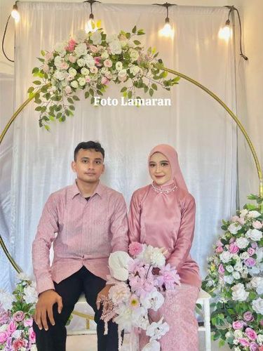 Kisah pasangan yang berasal dari Jawa Timur ini awal bertemu di Tinder, kini resmi menikah. Postingan tersebut langsung viral di media sosial.