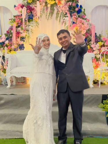 Kisah pasangan yang berasal dari Jawa Timur ini awal bertemu di Tinder, kini resmi menikah. Postingan tersebut langsung viral di media sosial.