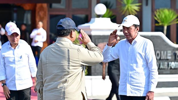 Jokowi melepas kepulangan Prabowo ke Jakarta.