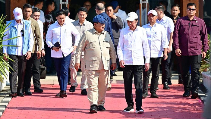 Jokowi melepas kepulangan Prabowo ke Jakarta.