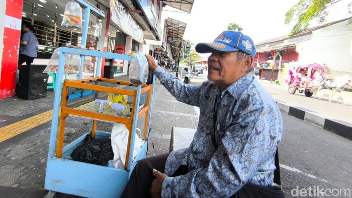 Juned saat berjualan ikan hias di Jalan Siliwangi Kuningan