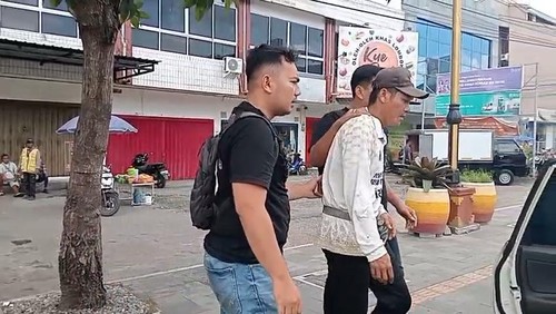 Satreskrim Polresta Mataram amankan juru parkir seusai menganiaya orang hingga berdarah di bagian mata. (Foto: dok. Polresta Mataram).