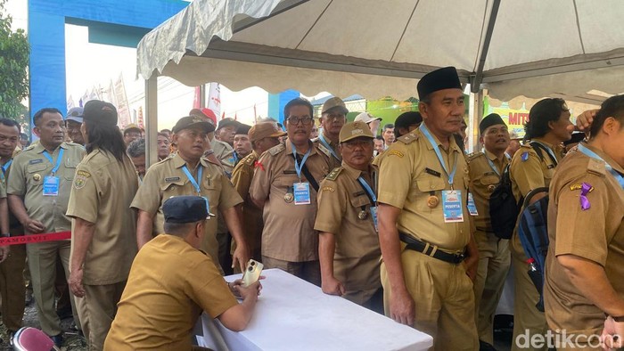 Suasana jelang peluncuran Koperasi Desa Merah Putih (KDMP) di di Kantor KDMP Desa Bentangan, Kecamatan Wonosari, Kabupaten Klate, Minggu (20/7/2025).