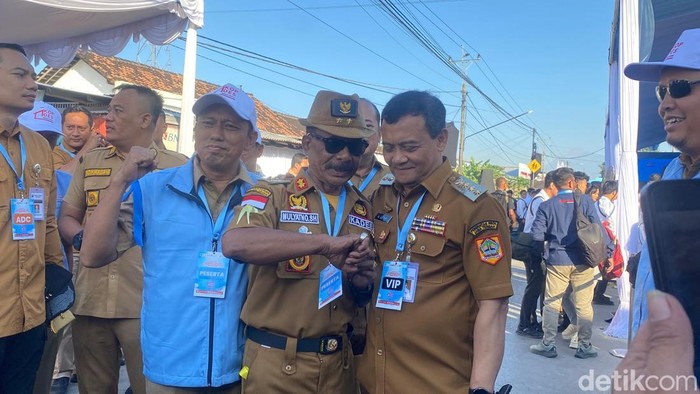 Kepala Desa Jetis, Kecamatan Klaten Selatan, Mulyatno tampil nyentrik di acara peluncuran Koperasi Desa Merah Putih (KDMP) di Kantor KDMP Desa Bentangan, Kecamatan Wonosari, Kabupaten Klaten, Senin (21/7/2025).
