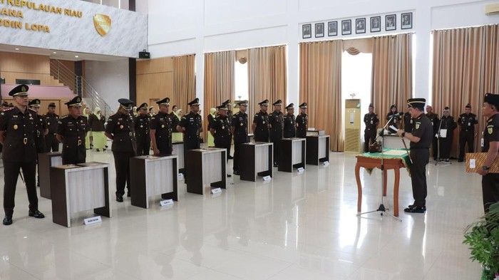 Kajati Kepri, J. Devy Sudarso melantik sepuluh pejabat baru di lingkungan Kejati Kepri. (Dok. Kejati Kepri)