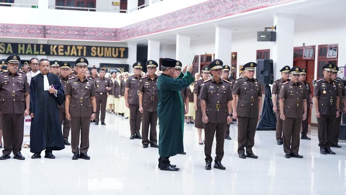 Kajati Sumut Harli Siregar melantik sejumlah pejabat di lingkungan Kejati Sumut. (Dok. Kejati Sumut)