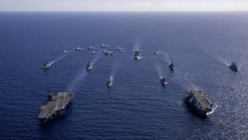 Kapal induk nuklir AS, USS George Washington, dan kapal induk Inggris, HMS Prince of Wales, terlihat memimpin kapal perang lain di Laut Timor. Foto: Royal Navy