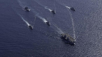 Kapal induk Inggris HMS Prince of Wales dengan jet tempur F-35B Lightning, helikopter Merlin, dan Wildcat menjadi elemen serang kapal induk, didukung oleh kapal perang pengawalnya. Foto: Royal Navy