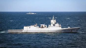 Terlihat pula kapal perang Norwegia, HNoMS Roald Amundsen, yang ikut serta dalam latihan gabungan ini. Foto: Royal Navy