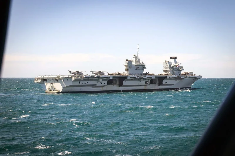 Kapal induk AS dan Inggris