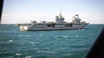 HMS Prince of Wales mampu mengangkut hingga 48 pesawat tempur multiperan siluman F-35B Lightning II dan helikopter Merlin untuk peringatan dini udara dan peperangan anti kapal selam, meskipun dalam kondisi tertentu, mampu mendukung 70+ F-35B Foto: Royal Navy