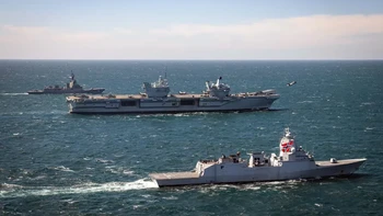 Tampak di sini adalah HNoMS Roald Amundsen, HMS Prince of Wales, dan kapal perang Australia, HMAS Sydney. Tampak pesawat siluman F-35B lepas landas dari kapal induk Inggris. Foto: Royal Navy