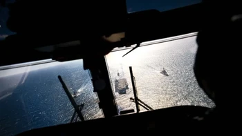 Pilot helikopter Wildcat melihat deretan kapal perang sedang membelah lautan. Foto: Royal Navy