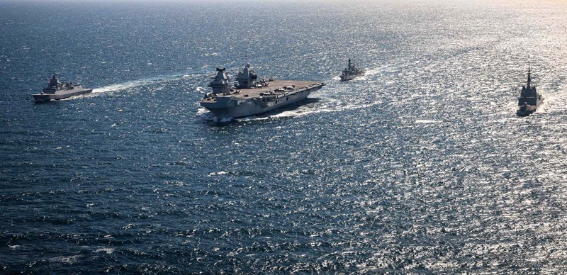 Kapal induk AS dan Inggris