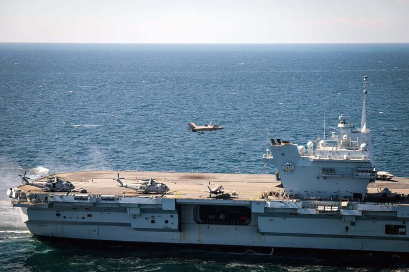 Kapal induk AS dan Inggris