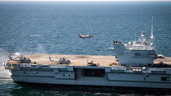 Prince of Wales memulai uji coba laut pada bulan September 2019 dan pertama kali tiba di pangkalan barunya di HMNB Portsmouth pada bulan November 2019. Kapal ini secara resmi ditugaskan ke Angkatan Laut Kerajaan Inggris dalam sebuah upacara di Portsmouth pada tanggal 10 Desember 2019. Foto: Royal Navy