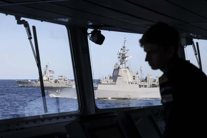 Kapal induk AS dan Inggris