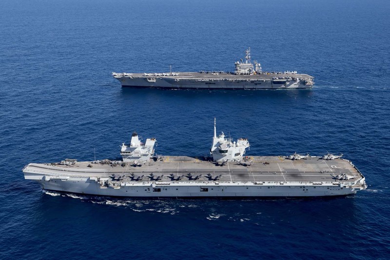 Kapal induk AS dan Inggris