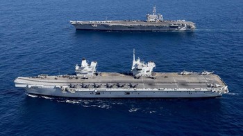 Kapal induk USS George Washington sendiri bertenaga nuklir keenam di kelas Nimitz dan kapal Angkatan Laut AS keempat dengan nama yang sama, yaitu George Washington, pendiri Amerika Serikat, panglima tertinggi Angkatan Darat Kontinental selama Perang Revolusi Amerika, serta presiden pertama Amerika Serikat. Foto: Royal Navy