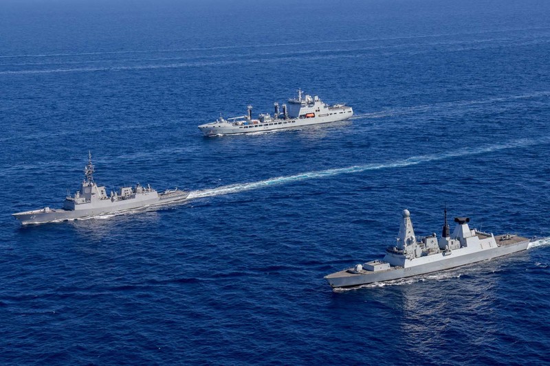 Kapal induk AS dan Inggris