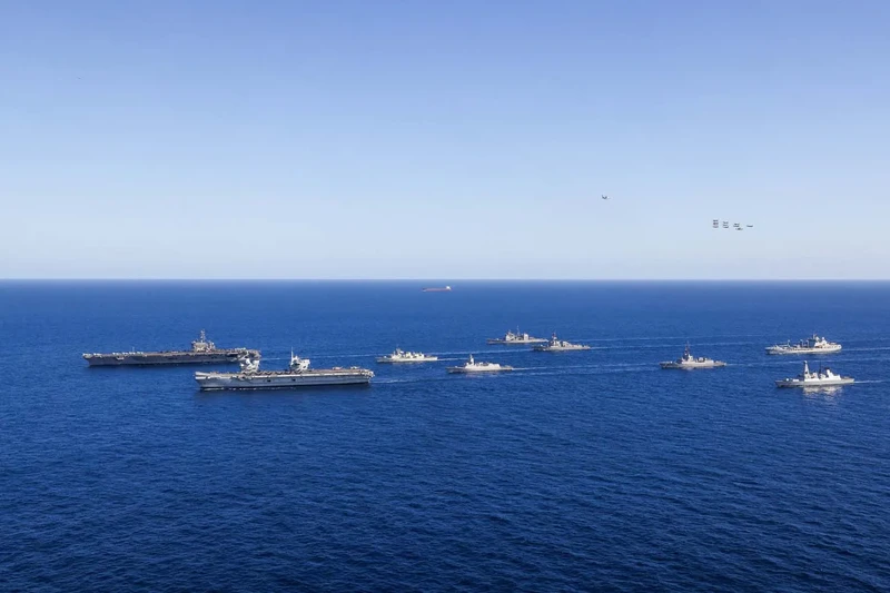 Kapal induk AS dan Inggris