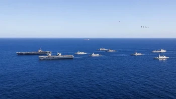 Rombongan kapal perang asing itu melintasi Laut Timor. Foto: Royal Navy