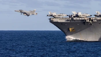 Tempak jet tempur F-18 lepas landas dari USS George Washington. Foto: Royal Navy
