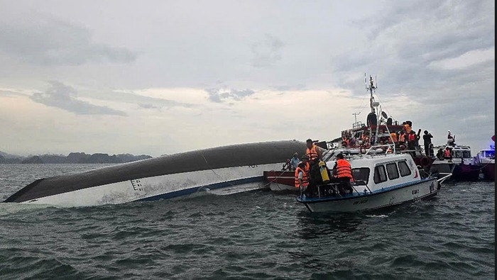 Kapal wisata Ha Long Bay terbalik