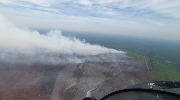 Kapolda Riau Irjen Herry Heryawan melakukan pemantauan karhutla di Kampar Kiri, Kabupaten Kampar via udara, Senin (21/7/2025).