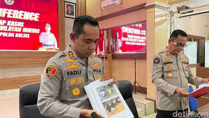 Kapolres Banjar AKBP Fadly menunjukkan foto ketika korban ditemukan.