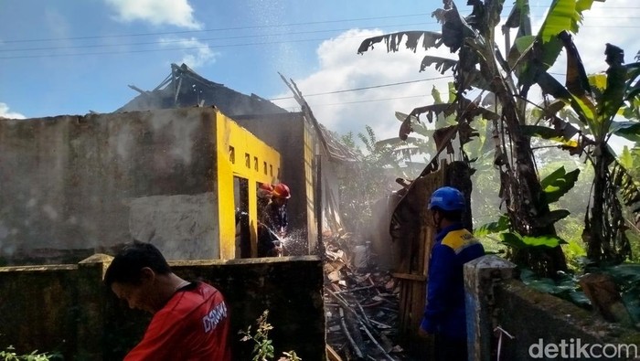 Kebakaran terjadi di Tasikmalaya, Senin (21/7/2025). Tiga rumah hangus terbakar.
