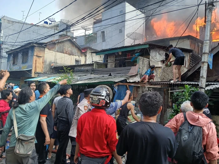 Kebakaran dengan skala cukup besar terjadi di Tambora, Jakbar. Sebanyak 145 personel damkar dikerahkan ke TKP. (dok Polsek Tambora)