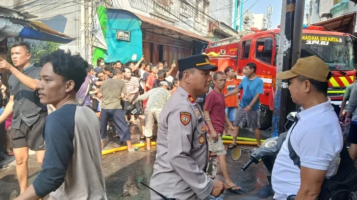 Kebakaran dengan skala cukup besar terjadi di Tambora, Jakbar. Sebanyak 145 personel damkar dikerahkan ke TKP. (dok Polsek Tambora)