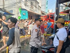 Kebakaran di Tambora Dipicu Kompor Ditinggal Menyala, 2 Damkar Terluka