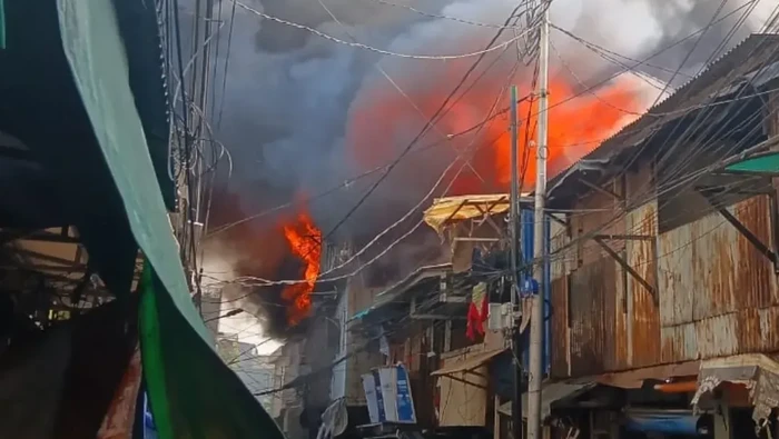 Kebakaran dengan skala cukup besar terjadi di Tambora, Jakbar. Sebanyak 145 personel damkar dikerahkan ke TKP. (dok Polsek Tambora)