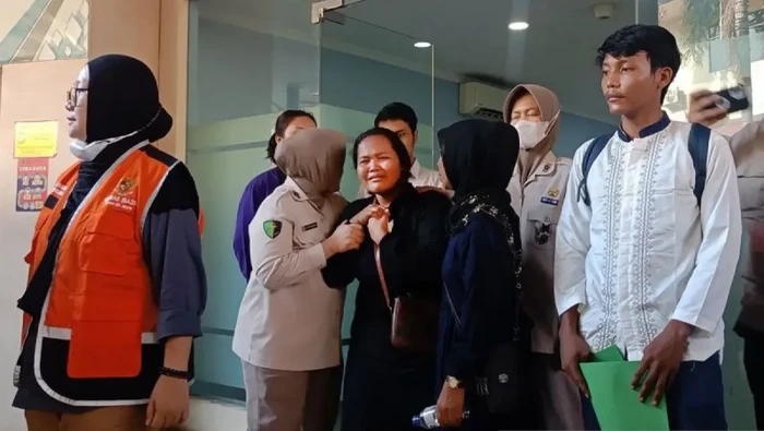 Keluarga korban kebakaran Tebet, Jaksel, menangis saat menerima jenazah di RS Polri. Pihak keluarga korban berterima kasih kepada semua pihak yang terlibat. (ANTARA/Siti Nurhaliza)