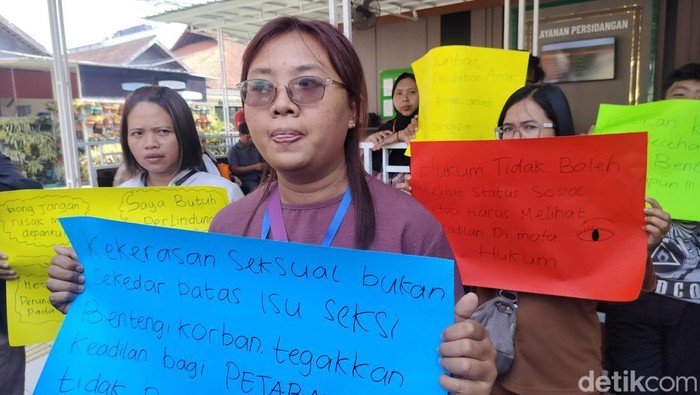 Keluarga korban sodomi Ketua RW datangi PN Malang untuk tuntut keadilan