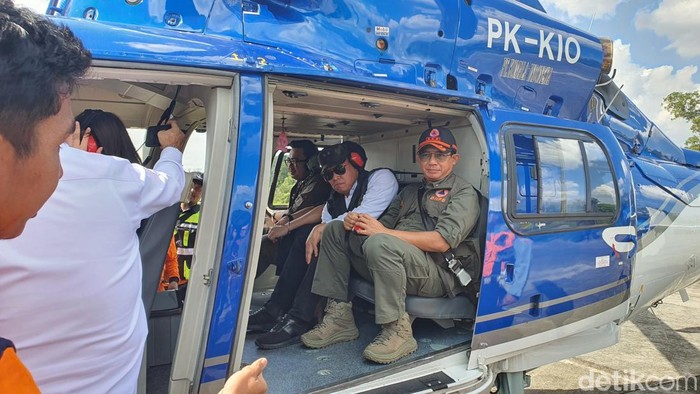 Kepala BNPB Letjen TNI Suharyanto saat akan kunjungan ke Rokan Hilir, Riau dengan helikopter. (Raja Adil Siregar/detikSumut)
