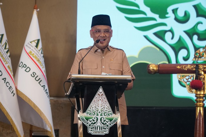 Kepala BP Haji Gus Irfan Yusuf saat memberikan pidato sambutan Mukerna AMPHURI di Yogyakarta, Minggu 20 Juli 2025.
