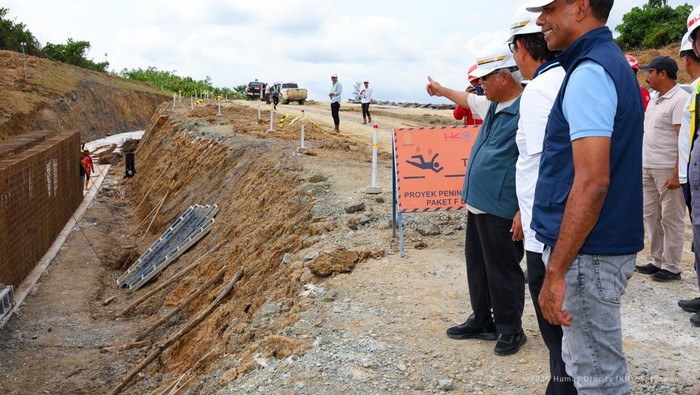 Kepala Otorita Ibu Kota Nusantara (IKN), Basuki Hadimuljono, ketika meninjau proyek jalan di IKN.